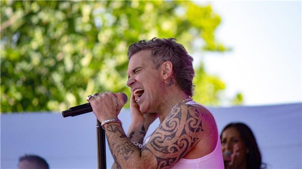 Vor 45.000 Fans: Robbie Williams „entertaint“ Hannover Robbie Williams singt mit voller Inbrunst.