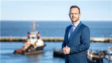 Robby Renner, Fregattenkapitän, steht am Hafen. Renner leitet seit dem 1. Dezember das Havariekommando in Cuxhaven, das Einsätze bei schweren Schadenslagen auf See koordiniert.