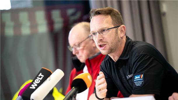 Suche nach vier Schiffbrüchigen in der Nordsee geht weiter Robby Renner (r), Leiter des Havariekommandos und Michael Ippich von der Deutschen Gesellschaft zur Rettung Schiffbrüchiger bei einer Pressekonferenz nach der Kollision zweier Frachter in der Nordsee.