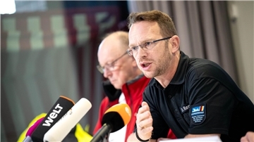Robby Renner (r), Leiter des Havariekommandos und Michael Ippich von der Deutschen Gesellschaft zur Rettung Schiffbrüchiger bei einer Pressekonferenz nach der Kollision zweier Frachter in der Nordsee.