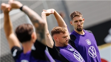 Robert Andrich (r) beim Nationalmannschafts-Training mit Kapitän Joshua Kimmich (M).