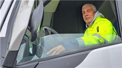 Robert Effenberger fährt mit seinem Lkw täglich mehrmals von Bremen nach Bremerhaven und zurück. Die Umleitung hat er nur einmal ausprobiert, seitdem fährt er über die alte B6. 