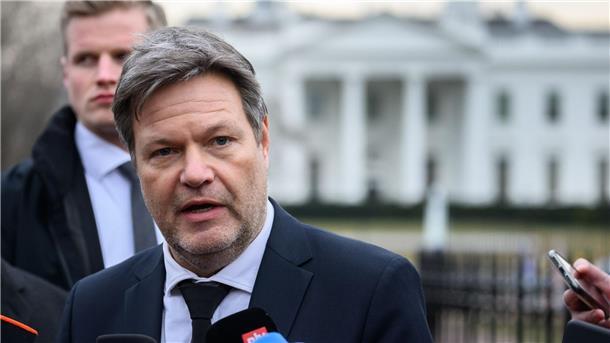 Habeck wirbt in USA um besseren Marktzugang Robert Habeck (Bündnis 90/Die Grünen), Bundesminister für Wirtschaft und Klimaschutz, äußert sich zum Abschluss seiner Reise auf dem Lafayette Square vor dem Weißen Haus.