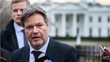 Robert Habeck (Bündnis 90/Die Grünen), Bundesminister für Wirtschaft und Klimaschutz, äußert sich zum Abschluss seiner Reise auf dem Lafayette Square vor dem Weißen Haus.