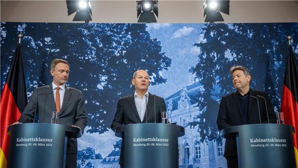 Der Winterfrieden von Meseberg: Kanzler voller Zuversicht Robert Habeck (l-r), Olaf Scholz und Christian Lindner bei der Pressekonferenz nach der Klausurtagung.