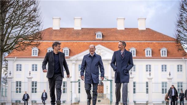 Der Winterfrieden von Meseberg: Kanzler voller Zuversicht Robert Habeck, Olaf Scholz und Christian Lindner (v.l.) nach der Klausurtagung des Bundeskabinetts auf Schloss Meseberg.