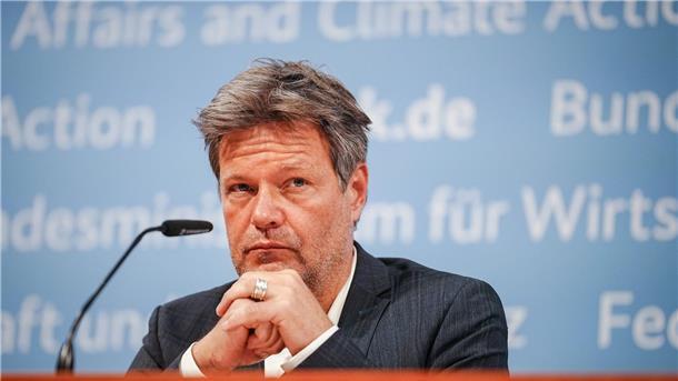Robert Habeck stellt den OECD-Wirtschaftsbericht und OECD-Umweltprüfbericht im Bundeswirschaftsminsterium vor.