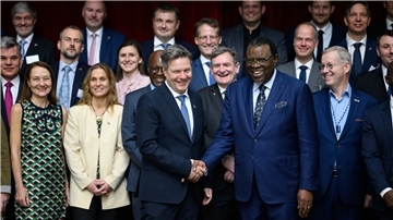 Robert Habeck (vorne l, Bündnis 90/Die Grünen), Bundesminister für Wirtschaft und Klimaschutz, und Hage Gottfried Geingob, Präsident von Namibia, reichen sich in Windhuk die Hände.
