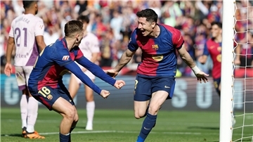 Robert Lewandowski (r) feiert einen Doppelpack.