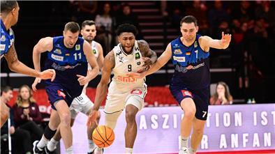 Robert Oehle (links) und Adrian Breitlauch (rechts) nehmen den Nürnberger Anthony Gaines in die Zange. Die Eisbären schafften gegen die Falcons ihren dritten Auswärtssieg hintereinander.