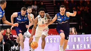 Robert Oehle (links) und Adrian Breitlauch (rechts) nehmen den Nürnberger Anthony Gaines in die Zange. Die Eisbären schafften gegen die Falcons ihren dritten Auswärtssieg hintereinander.