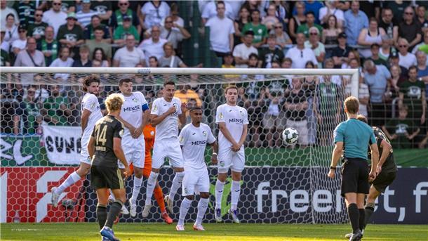 Robert Skov erzielt das Tor zum 0:1.