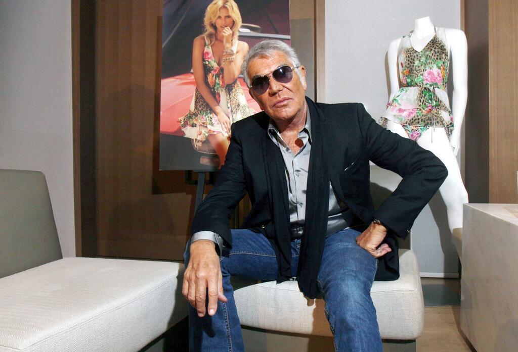Roberto Cavalli posiert vor seiner Bademoden-Kollektion (2012).