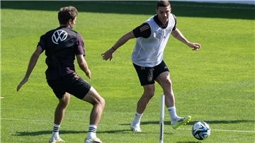 Robin Gosens (r.) würde gerne mit Thomas Müller zusammen im Club spielen.