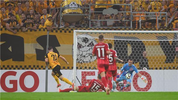 Robin Meißner (l) erzielt das 2:0.