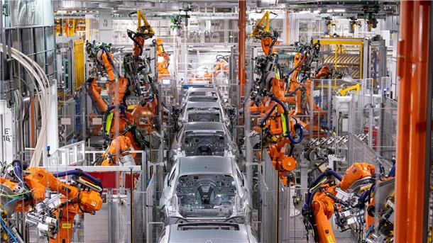 Große Vorbehalte gegen Roboter außerhalb von Produktion Roboter arbeiten an der Karosserie von verschiedenen Auto-Modellen.