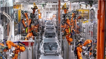 Roboter arbeiten an der Karosserie von verschiedenen Auto-Modellen.