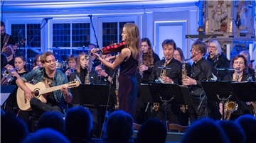 Wildes Blech bei einem Konzert. 