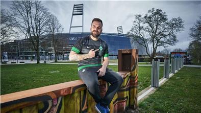 Rodrigo Rocha, der größte Fan des SV Werder Bremen in Brasilien, ist knapp 10.000 Kilometer gereist, um seinem Lieblingsverein ganz nahe zu sein. Das Coronavirus macht die Erfüllung seines Traums zunichte.