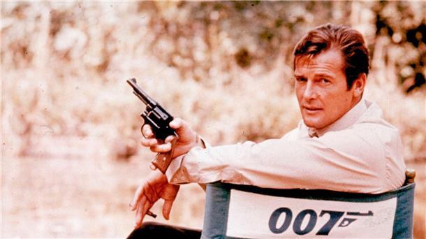 Vor 50 Jahren gab Roger Moore sein Bond-Debüt Roger Moore bei den Dreharbeiten zum Film „James Bond 007 - Leben und sterben lassen“.