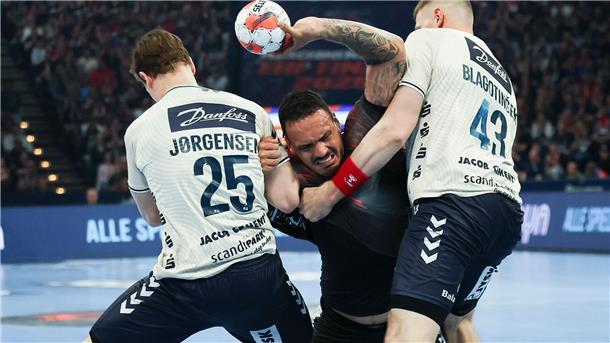 Rogerio Moraes (M) wird von den Flensburgern Lukas Jörgensen (l) und Blaz Blagotinsek am Wurf gehindert.