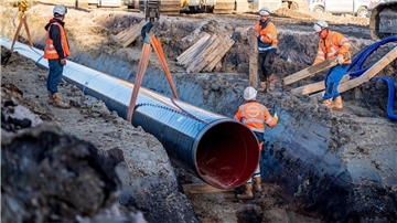 Rohre für eine Anbindungsleitung ans deutsche Gasnetz werden verlegt: Nach Angaben der Bundesnetzagentur sparte Deutschland Ende 2023 viel Gas.