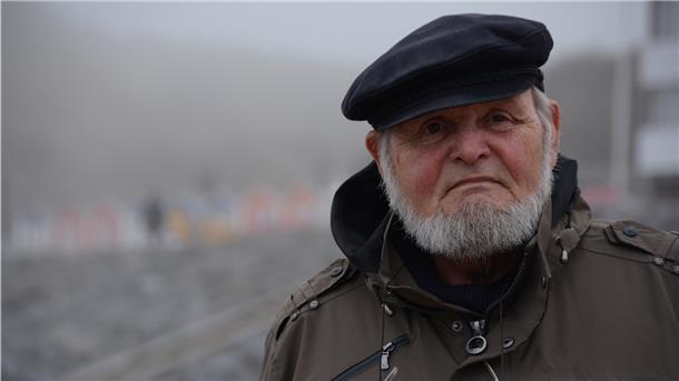 Der mit den Robben spricht Rolf Blädel ist auf Helgoland der Seehundjäger.