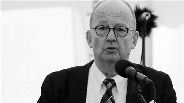 Das Schwarz-weiß-Foto zeigt Rolf Jungwirt, den ehemaligen Vorsitzenden des Förderkreises Museum Butjadingen. Er ist im Alter von 73 Jahren verstorben.