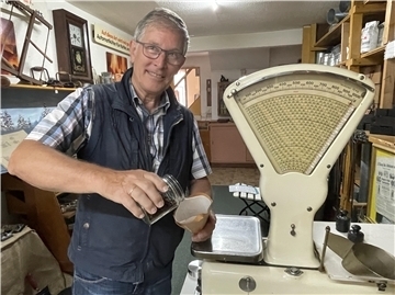 Rolf Kloppenburg vom Förderverein freut sich auf hoffentlich viele Gäste, die dem Historischen Kaufhaus anlässlich des Tages des offenen Denkmals einen Besuch abstatten. Es darf auch gewogen werden wie zu Großvaters Zeiten.