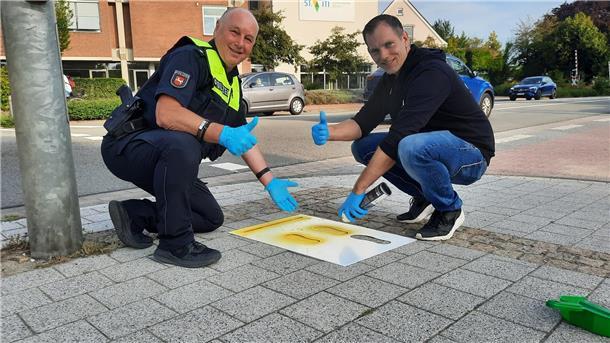 Rolf Meyer von der Polizei Zeven hinterlässt Spuren beim St.-Viti-Gymnasium Rolf Meyer und Kristian Kugeler sprühen mit gelber Farbe Füße auf den Gehweg.