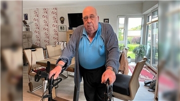 Ein alter Mann am Rollator.