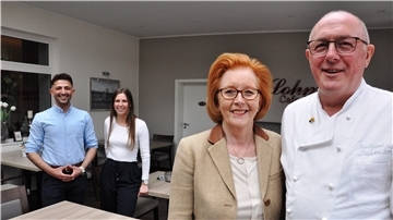 Rolf und Karin Schürmann (vorne) ziehen sich nach 43 Jahren zurück. Hamza Atilgan und Katja Saalbach übernehmen Café Lohmann zum 1. Mai.