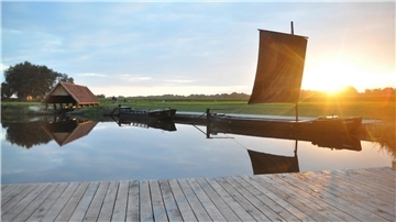 Romantischer Sonnenuntergang am Torfschiffhafen an der Kreuzkuhle.