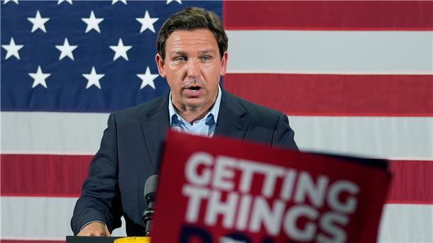Ron DeSantis spricht während einer Wahlkampfveranstaltung in Florida.