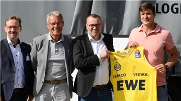 Übergabe eines handsignierte Trikots der EWE Baskets Oldenburg