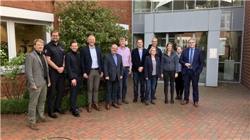 Ronald Holst und Volker Meyer (Stadtwerke Rotenburg), Gert Kallmeyer und Jürgen Raker (EWE Netz GmH), Johannes Schlemmermeyer (Avacon Netz GmbH), Philipp Heyhusen (Stadtwerke Zeven), Knut Nagel (Polizei Rotenburg), Landrat Marco Prietz, Dezernentin Heike von Ostrowski sowie Eckhard Bruns, Annika Ohlhoff und Denise Ahrens vom Landkreis Rotenburg (Wümme). Auf dem Bild fehlt Gerhard Kahrs (Bürgermeister Samtgemeinde Selsingen), der als Vertreter der Hauptverwaltungsbeamten im Landkreis an den gemeinsamen Gesprächen teilnimmt.