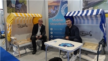 Ronald (l) und Robin Brockmann präsentieren in Genf ihre mobilen Strandkörbe.