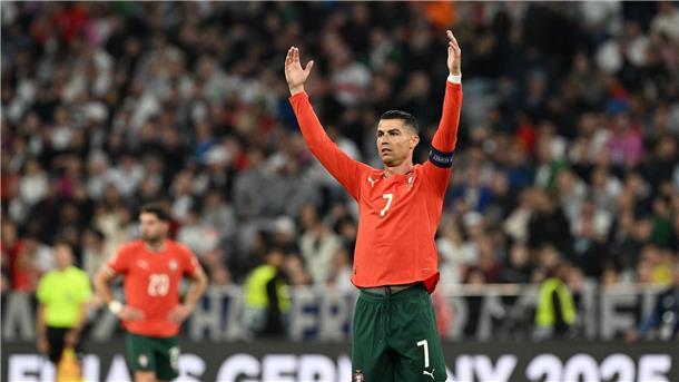 Ronaldo erzielt einen Treffer gegen das deutsche Team.