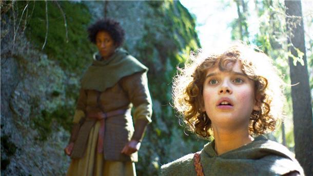 Ronja (Kerstin Linden) lässt sich von dem Bandenmitglied Tjegge (Lancelot Ncube) an eine entlegene Stelle im Wald locken .