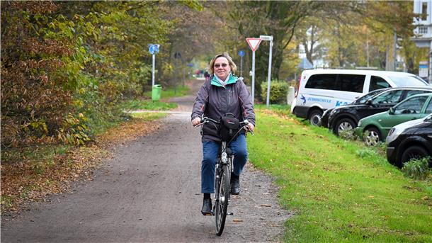 Hinter dem Plesse-Eck beginnt die Radtour Rosemarie Blum an ihrem Lieblingsplatz, dem Radweg auf dem ehemaligen Gleis an der Ulmenstraße.