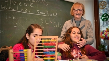 Rosi Klein mit Lorin Mahmud (li.) und Rojin Mahmud bei der Hausaufgabenhilfe im Verein Rückenwind für Leher Kinder.