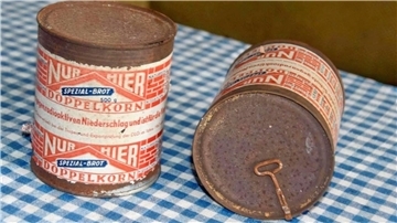 Rostige Büchsen: Das Dosenbrot der Hamburger Bäckerei "Nur hier" stammt aus der Zeit des Kalten Krieges. Das Etikett bewirbt das Produkt mit "besonders gutem Schutz vor radioaktivem Niederschlag".