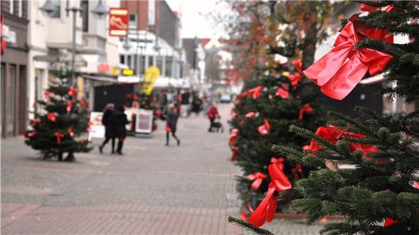 Rote Schleifen vermitteln in der Nordenhamer Innenstadt eine adventliche Atmosphäre.