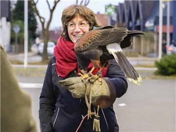 Rotenburgs „Baumbeauftragte" Nicole Austel ist begeistert von der neuen freien „Mitarbeiterin" Clara.