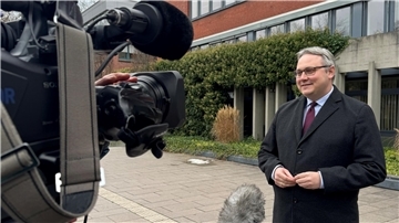 Rotenburgs Landrat Marco Prietz (CDU) stellt sich den Fragen der Presse und gibt vor dem Rotenburger Kreishaus auch schon mal Fernsehteams ein Interview.