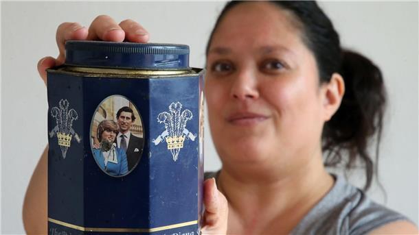 Britische Autorin: Deutsche Liebe zu den Royals nervt Royal-Kritikerin Jacinta Nandi in Berlin mit einer Teedose mit einem Bild vom damaligen Prinz Charles und Diana.