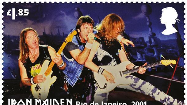 Iron Maiden mit Briefmarken geehrt Royal Mail ehrt britische Musiker: Dave Murray, Bruce Dickinson und Janick Gers in Aktion.
