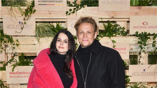 Ruby O. Fee und Matthias Schweighöfer feiern bei der Medienboard-Party am Holzmarkt.