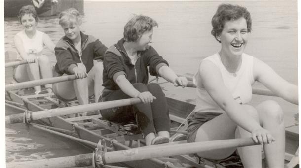 Vier Frauen in einem Ruderboot
