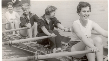 Vier Frauen in einem Ruderboot